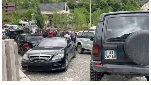Aksioni i IKMT-së për prishjen e ndërtimeve pa leje, banorët e Thethit i bllokojnë rrugën Policisë së Shtetit
