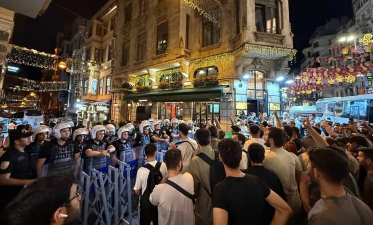 “Akt imoral dhe provokim i pastër”/ Vijojnë protestat në rrugët e Stambollit, karikatura Profetit ndez revoltë te qytetarët turq