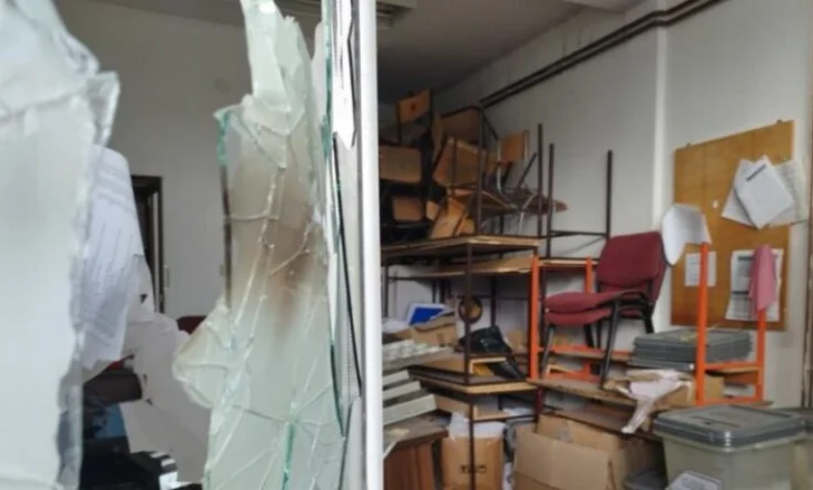 “Akt terrorist”/ Sulmi me bomba dore ndaj zyrave të KQZ-së, Gjykata shpall aktgjykimin për 4 të pandehurit