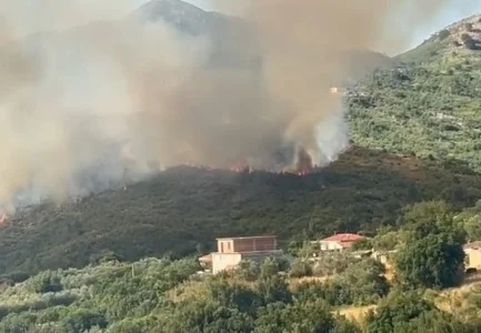 Aktivizohet një vatër e madhe zjarri në Dukat të Ri, flakët i afrohen banesave
