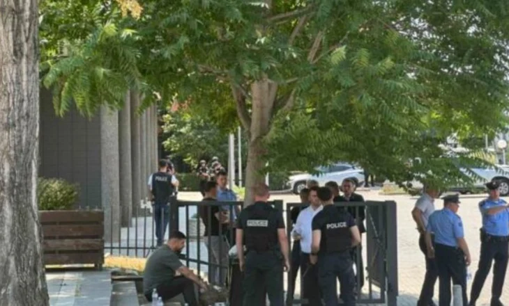 Alarm për bombë në Parlamentin e Kosovës, Policia evakuuon deputetët, seanca mbahet në mbrëmje