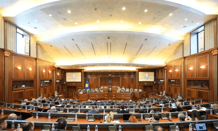 Alarm për bombë në Parlamentin e Kosovës, Policia evakuuon deputetët