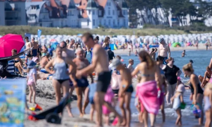 Alarm për pushuesit në plazhet evropiane: Bakteret Vibrio përhapen me rritjen e temperaturave të detit