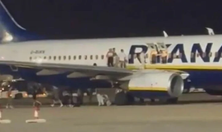 Alarm për zjarr në avionin “Ryanair”, 18 pasagjerë u plagosën nga evakuimi me urgjencë