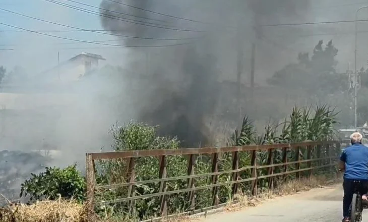 Alarm tek ‘Ura e Daullasit’/ Zjarrvënie e qëllimshme nga banorët, flakët dalin jashtë kontrollit