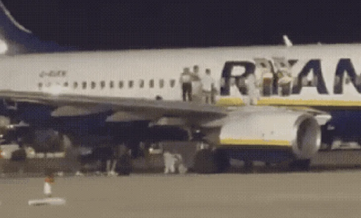 Alarmi për zjarr në aeroplanin e Ryanair shkakton panik, pasagjerët hidhen nga mjeti fluturues, 18 të plagosur