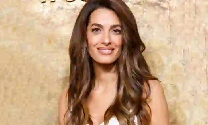Amal Clooney zbulon pse ua merr telefonat mysafirëve të saj kur futen në shtëpi