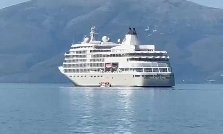 Anija ‘Silver Whisper’ ankorohet në portin e Vlorës, 383 pasagjerë nga SHBA-ja, Kanada-ja e Australia