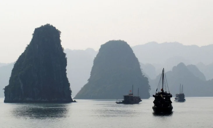 Anija turistike përmbyset mes stuhisë në Vietnam, të paktën 27 viktima