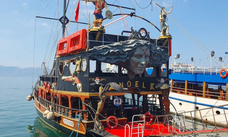 Anijet turistike drejt Sazan-Karaburunit, rreth 9 mijë turistë vetëm në qershor