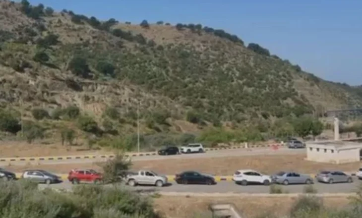 Arrestime në doganën greke, por po “e pësojnë shqiptarët”! Radhë kilometrike në Qafë Botë