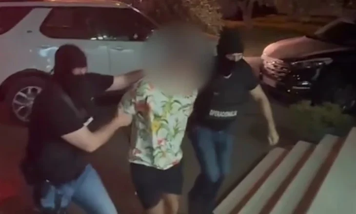 Arrestohet 21-vjeçari në Durrës, iu gjet kokainë, kanabis, armë zjarri e municion luftarak