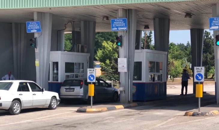 Arrestohet doganieri grek, bllokohet kalimi i automjeteve në Qafë Botë