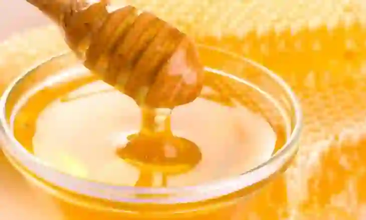 Arsyet e forta përse duhet të hani një lugë mjaltë përpara gjumit