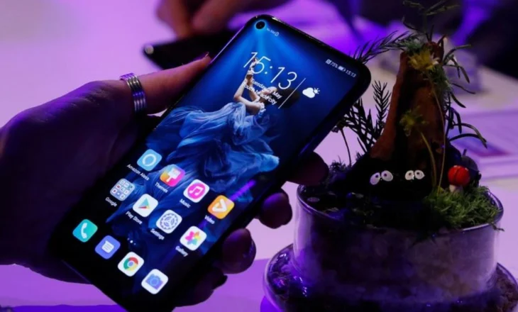 As “alo” as “përshëndetje”: Gjenerata Z e hap telefonin dhe nuk… flet!