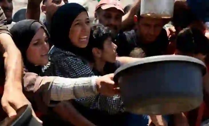 “As edhe një thërrime”, palestinezët në Gaza kërkojnë me dëshpërim për ushqim