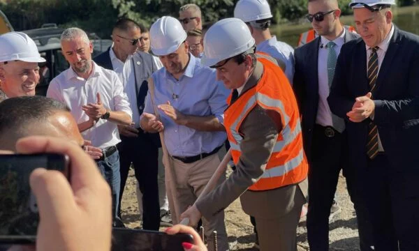 “Ata që kanë dilema të na kontaktojnë”/ Kurti ironizon BE-në dhe ambasadat: Ua shpjegojmë qëllimet