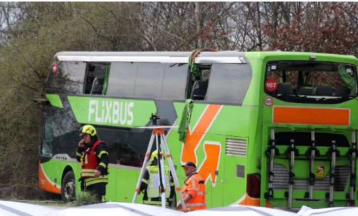 Autobusi rrokulliset në Gjermani, disa të lënduar rëndë