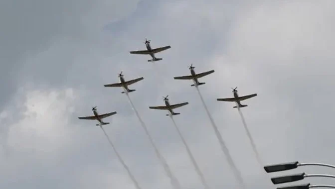 Avionët e helikopterët pushtojnë qiellin, Kroacia tregon “muskujt” me paradën madhështore ushtarake