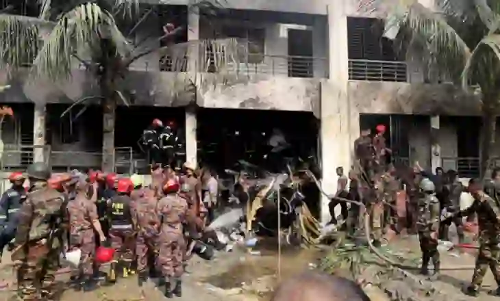 Avioni në Bangladesh rrëzohet mbi një shkollë, raportohet për viktima dhe dhjetëra të plagosur (PAMJE)