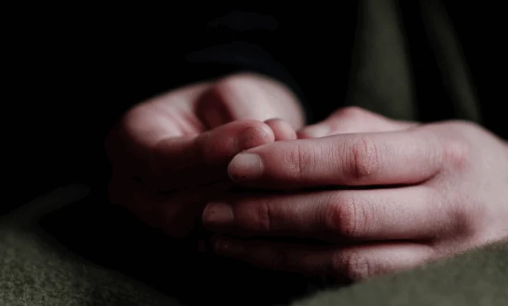 Babai abuzoi me të bijën që kur ishte adoleshente, sot 31-vjeçarja lind një fëmijë