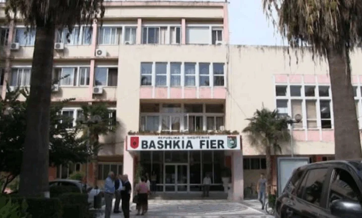 Babai përdhunoi të bijën/Bashkia Fier në ndihmë të nënës: Bonus qiraje dhe vend pune