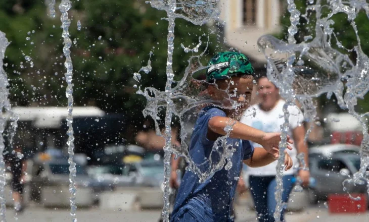 Ballkani përballë zjarreve/ Temperaturë mbi mesataren, alarm i kuq në disa vende