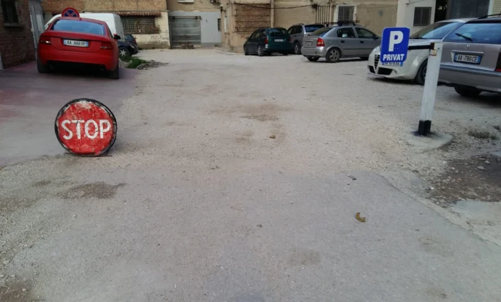 Balluku denoncon me foto: Një shesh i krijuar nga tre pallate, mbahet peng nga dikush si biznes privat