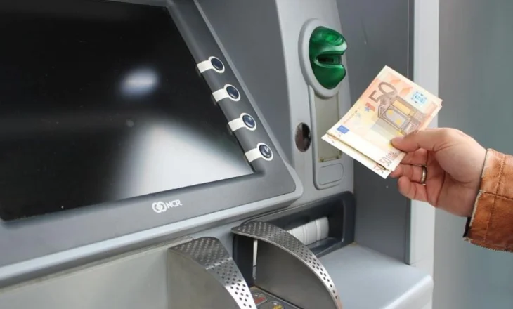Bankat u marrin qytetarëve komision kur tërheqin para në ATM/ ‘Konkurrenca’ i kërkon BSH të ndërhyjë