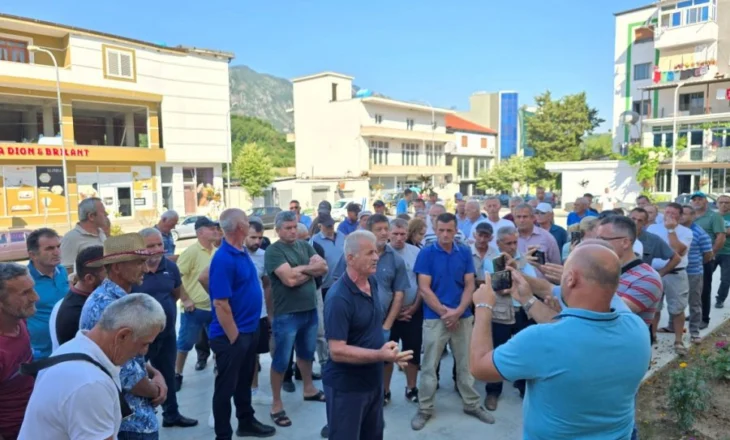 Banorët e Suçit ‘pushtojnë’ bashkinë në protestën kundër HEC-it