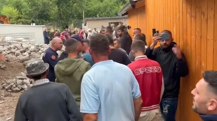 Banorët e Thethit përplasen me policinë, kundërshtojnë prishjen e ndërtimeve pa leje: Jemi në tokën tonë