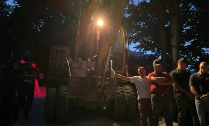 Banorët kundërshtojnë prishjen e ndërtesës së fundit në Theth, bllokojnë fadromën (FOTO)
