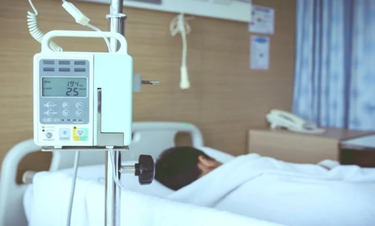 Bashkëshorti i saj humbi jetën si pasojë e sëmundjes, 47-vjeçarja kallëzon stafin e klinikës mjekësore: Nuk e diagnostikuan si duhet