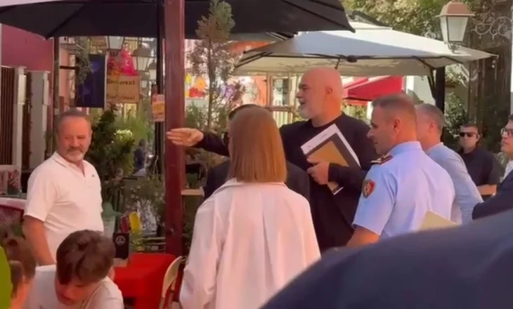 “Bën mirë t’i heqësh vetë”/ Rama inspekton lokalet në Vlorë: Futi brenda këto tavolinat