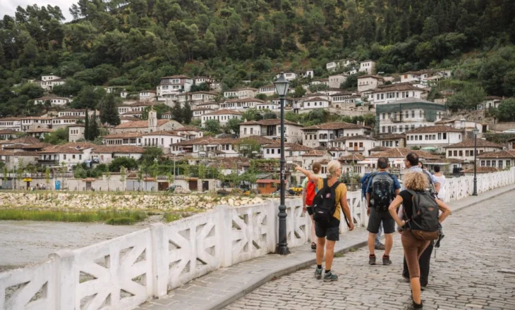 Berati, qyteti “i një mbi një dritareve”, një lakmi e parezistueshme e turistëve, të cilët bëhen pjesë e kësaj magjepsje në çdo stinë
