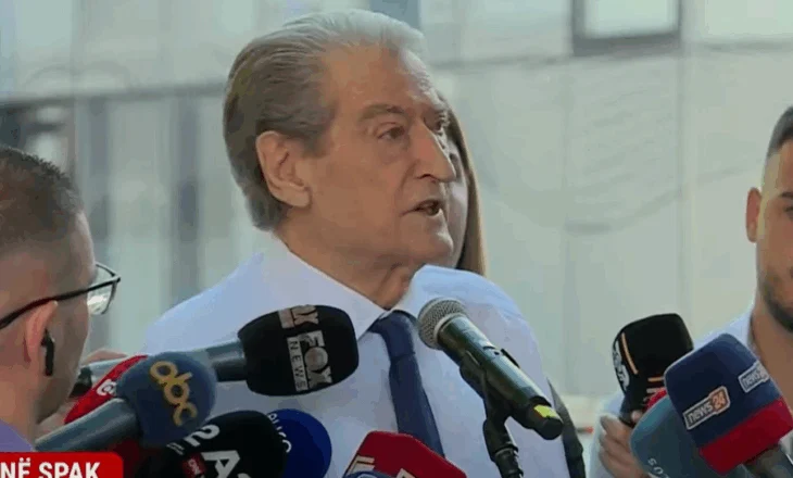 Berisha paraqitet në SPAK, lexon para mediave mesazhin që la aty për Altin Dumanin