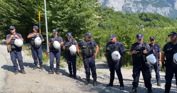 Berisha: “Thethi në shtet rrethim! Turistët largohen në panik”