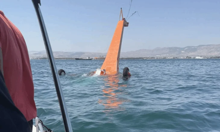 Bie në det helikopteri që po fikte zjarret në Greqi, pilotët dalin me not