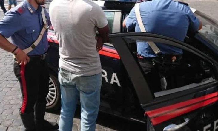 Bien në prangat e policisë dy shqiptarë/ U përpoqën të hidhnin kokainën në pusetën e ujërave të zeza për…