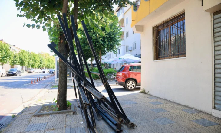 Bizneset heqin strukturat metalike nga hapësirat publike, Beci fton qytetarët të denoncojnë zëniet e paligjshme