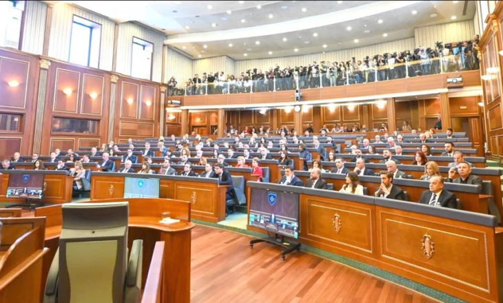 “Bllokada” e Kushtetueses në Kosovë, fati i institucioneve mbetet i paqartë, sa gjasa ka që vendi të shkojë në zgjedhje