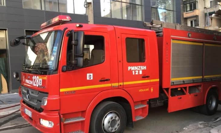 Bllokohet kalimi i mjeteve në afërsi të doganës në Pustec, zjarri bëhet rrezik për automjetet
