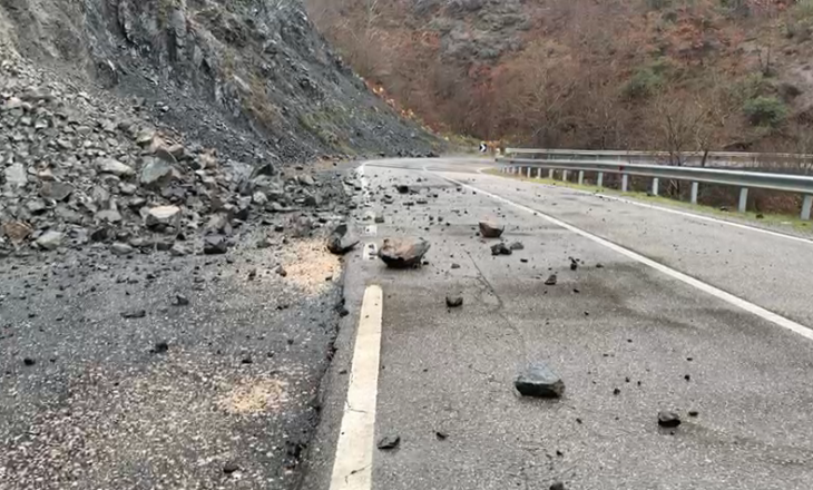 Bllokohet qarkullimi për një orë/ Rrëshqitje masive gurësh në hyrje të tunelit, shkaktohen probleme