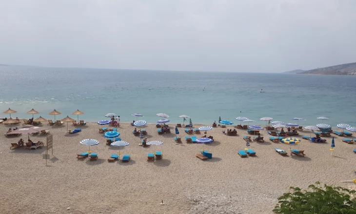 Bregdeti, KKT miratoi për këtë vit 127 stacione plazhi për privatët, sa po shiten shezlonet