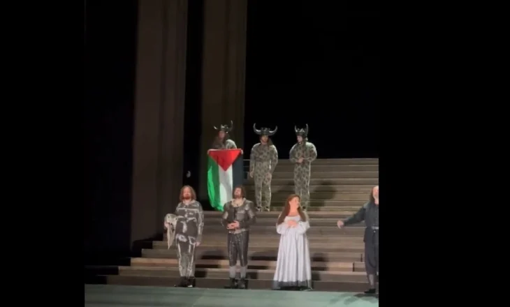 Britani e Madhe, aktori proteston në shtëpinë Mbretërore të Operas, shpalos flamurin palestinez në skenë