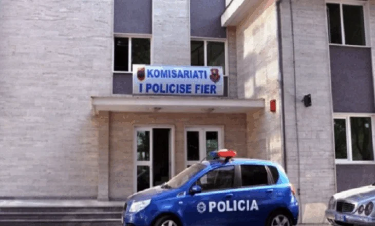 Bullizuan dhe dhunuan një të mitur, procedohen penalisht 4 vajza në Fier, shpallet në kërkim një tjetër