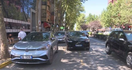 Burg kush bën parkim dysh/ Eksperti zbulon nenin që çon qytetarët në qeli:Nëse s’respektoni rregullat, pritet të ketë..