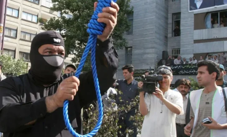 Burri i dënuar për përdhunimin dhe vrasjen e një vajze ekzekutohet publikisht