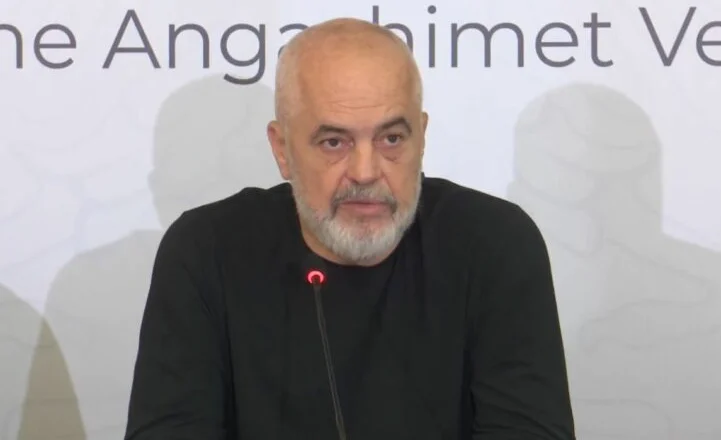 “Ça ke Dhimo që bën gjeste të çuditshme”/Rama “kapet” me kryebashkiakun e Dropullit