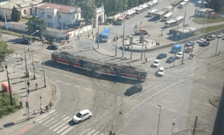 Çekia zhytet në terr, trenat ngecin në Pragë